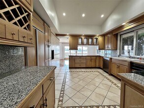 1090 Bayhead Dr in Mamaroneck, NY - Building Photo - Building Photo
