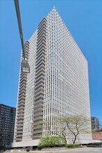 200 E Delaware Pl, Unit 200 E Delaware Pl in Chicago, IL - Building Photo - Building Photo