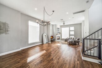 904 Roy St in Houston, TX - Foto de edificio - Building Photo