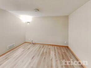7010 S Park Dr in Savage, MN - Building Photo - Building Photo