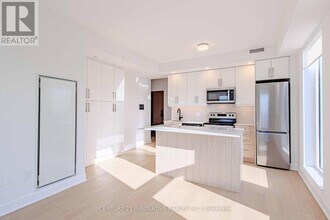 3240 William Coltson Ave in Oakville, ON - Building Photo - Building Photo