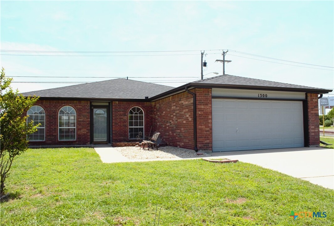 1300 Bristol Dr in Killeen, TX - Building Photo