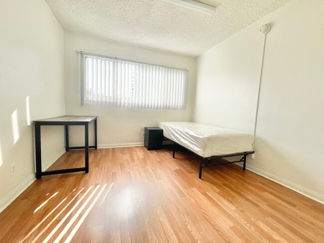 933 Grattan St in Los Angeles, CA - Building Photo - Building Photo