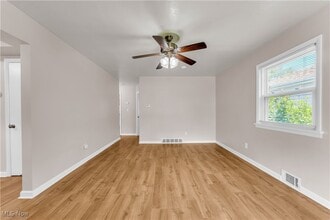 2406 Stanfield Dr in Parma, OH - Building Photo - Building Photo
