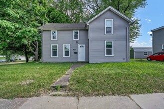 406 W 12th St in Cedar Falls, IA - Foto de edificio - Building Photo