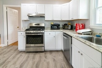 100 Waller Rd in Bridgeport, CT - Foto de edificio - Building Photo