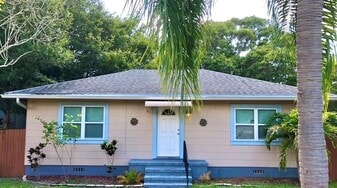 1701 53rd St S in Gulfport, FL - Building Photo