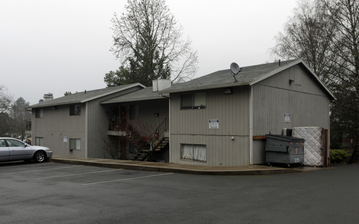 Maple Court Apartments in Tigard, OR - Foto de edificio