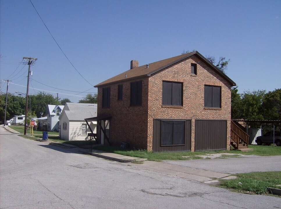 104 E Shoemaker St in Decatur, TX - Building Photo