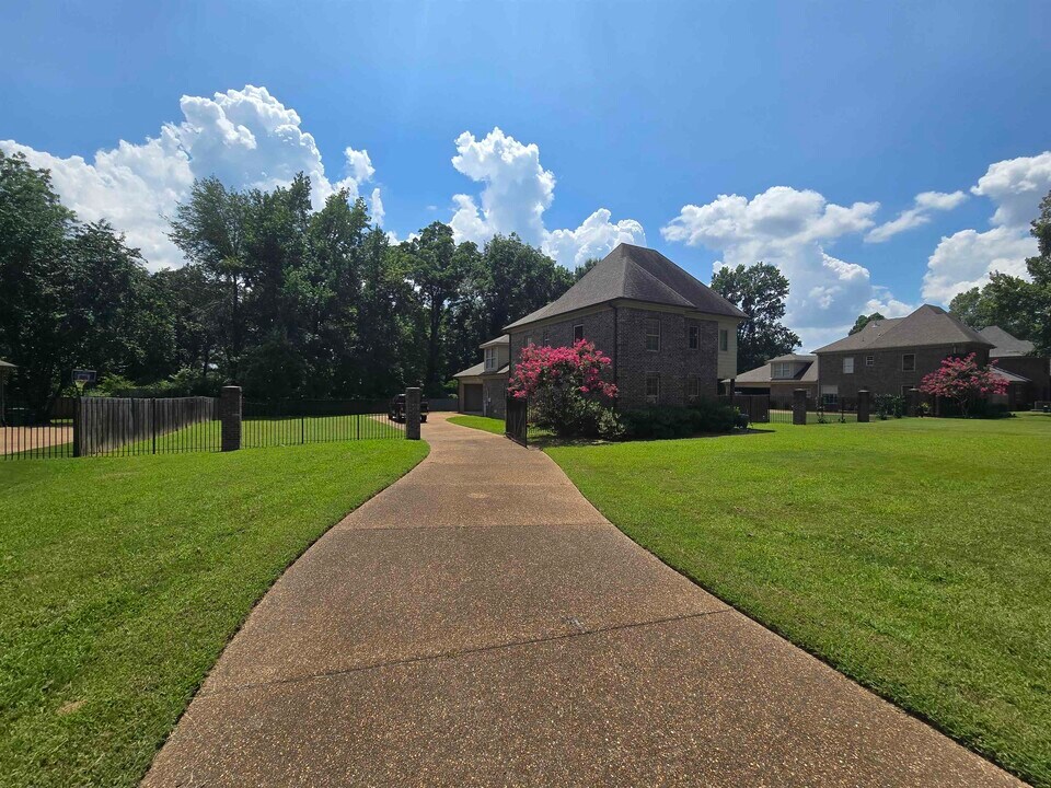 8949 Poplar Pike in Germantown, TN - Building Photo