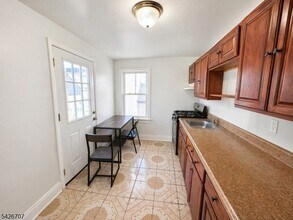 119 N 11th St, Unit 2 in Newark, NJ - Foto de edificio - Building Photo