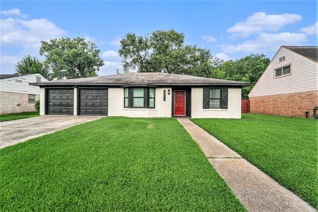 12215 Hillcroft St in Houston, TX - Building Photo
