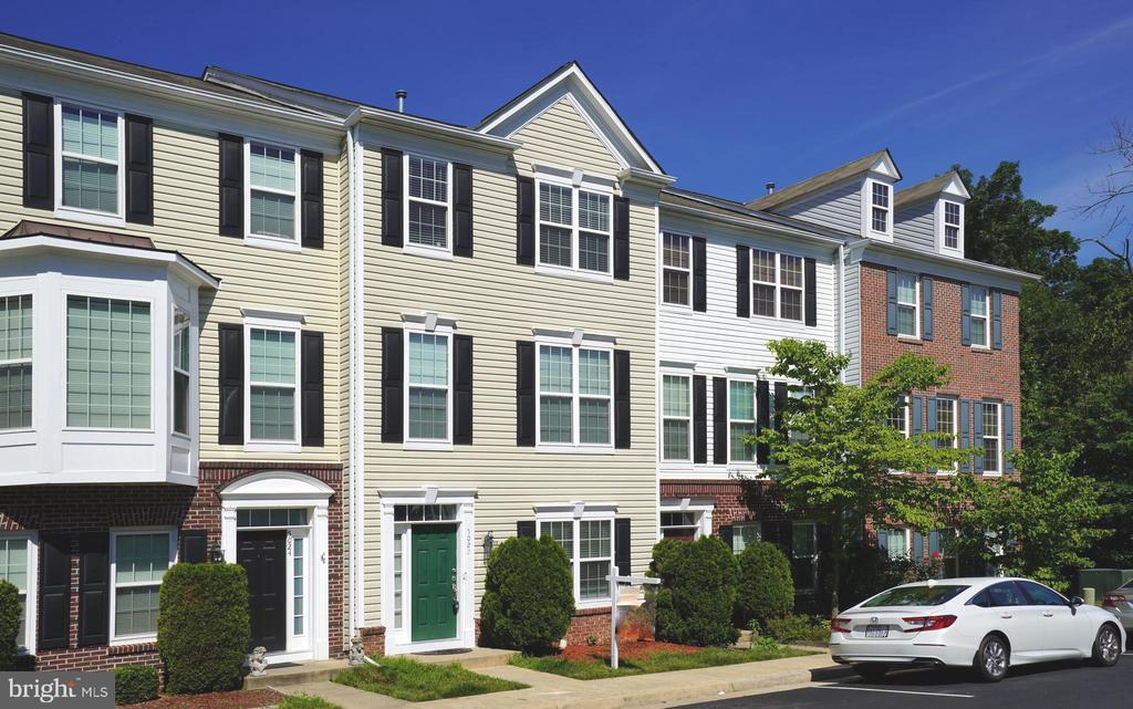 5022 Greenhouse Terrace in Centreville, VA - Building Photo