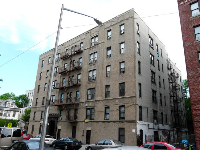 335 E 205th St in Bronx, NY - Foto de edificio - Building Photo