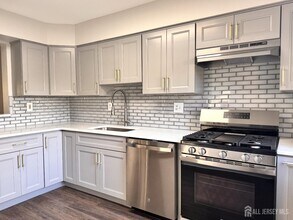 191 Hampshire Dr in Plainsboro, NJ - Building Photo - Building Photo