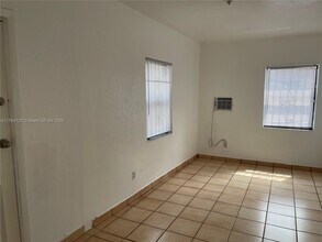 4761 NW 11th Ave, Unit rear in Miami, FL - Foto de edificio - Building Photo