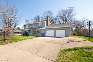 5162 Johnnycake NE Rdg in Canton, OH - Building Photo