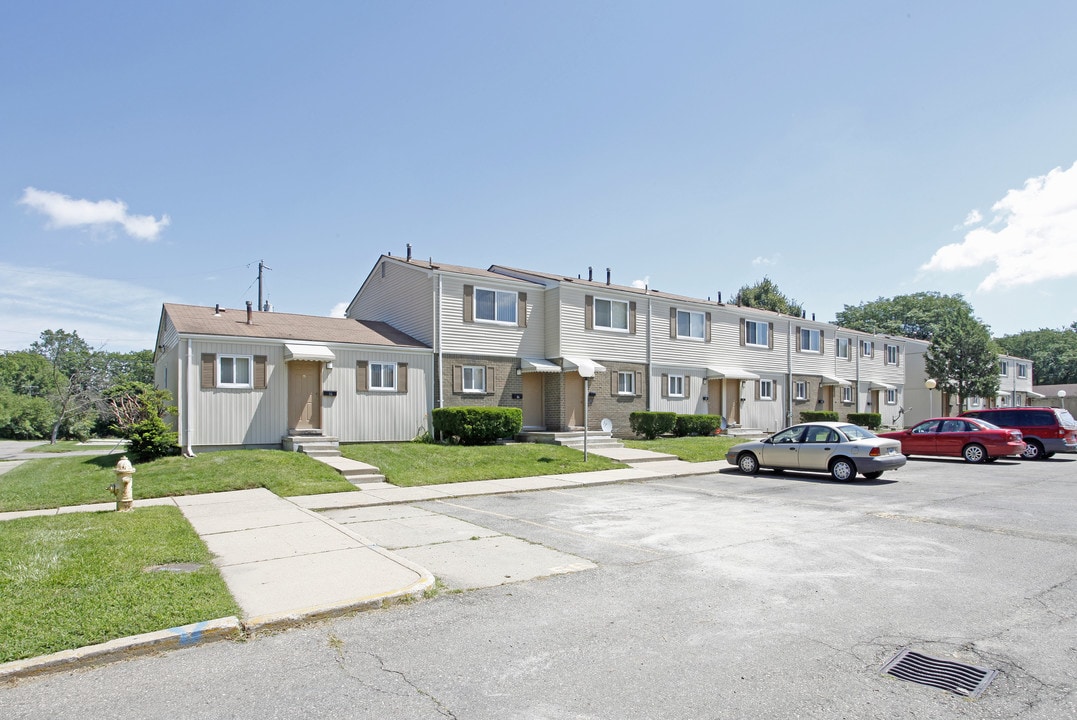 Walton Park Manor North in Pontiac, MI - Building Photo