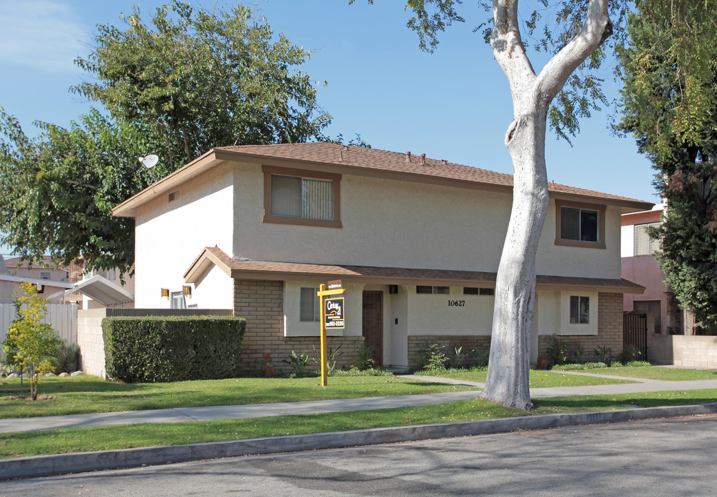 10627 La Reina Ave in Downey, CA - Building Photo