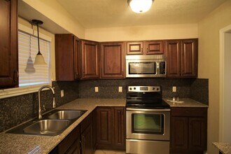 6417 NW 63rd St in Oklahoma City, OK - Foto de edificio - Building Photo
