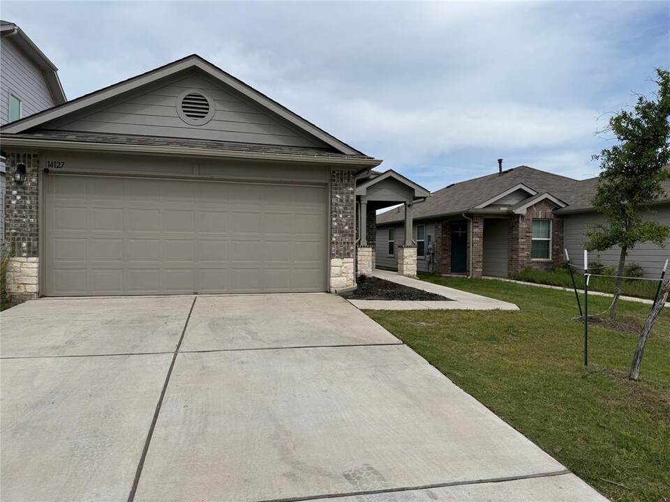14127 Macquarie Dr in Pflugerville, TX - Foto de edificio