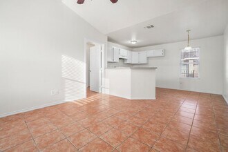 212 Bynum Ave in San Antonio, TX - Building Photo - Building Photo