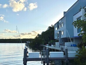 336 Poinciana Island Dr, Unit 1008 in Sunny Isles Beach, FL - Foto de edificio - Building Photo