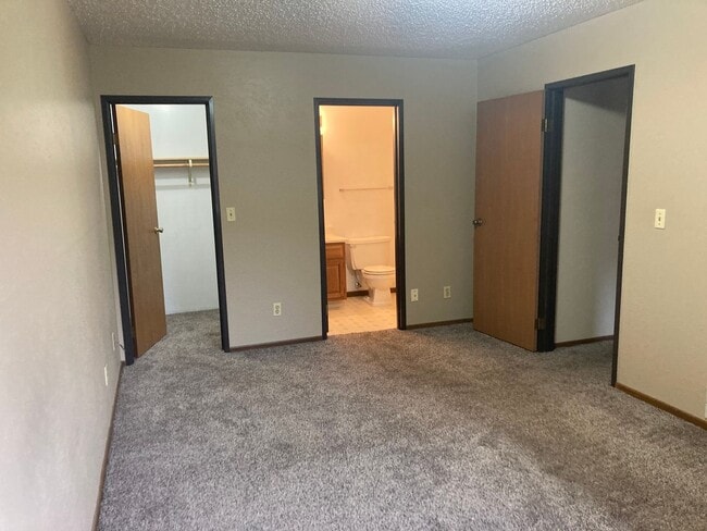 1727 N Grandview Ln in Bismarck, ND - Building Photo - Building Photo