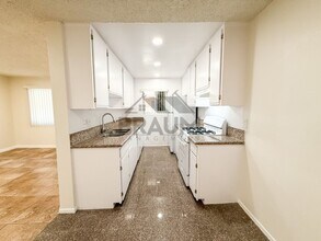 221 W Elm Ave in Burbank, CA - Building Photo - Building Photo