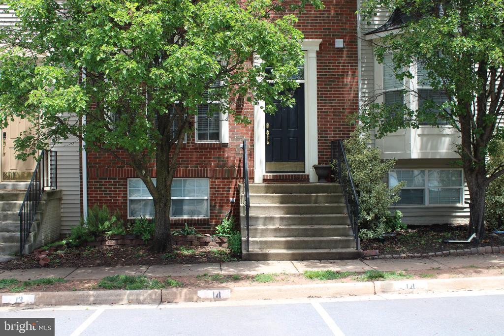 14186 Hunters Run Way in Gainesville, VA - Building Photo