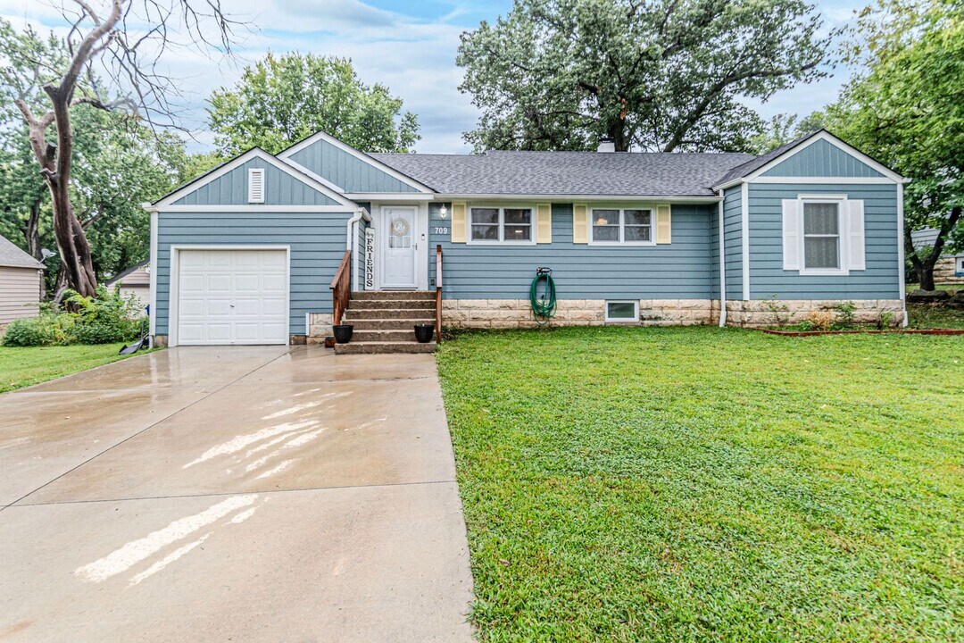 709 W Chestnut St in Junction City, KS - Building Photo