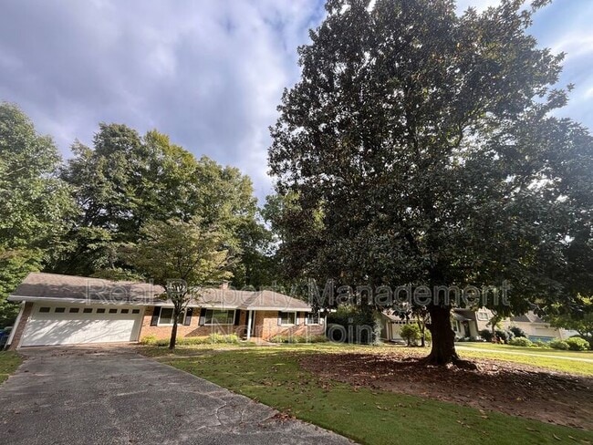 2301 Echo Hills Cir NE in Atlanta, GA - Foto de edificio - Building Photo