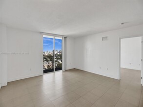 900 SW 8th St, Unit 1407 in Miami, FL - Building Photo - Building Photo