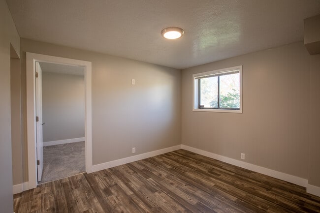 2196 E Karalee Way, Unit Downstairs in Sandy, UT - Building Photo - Building Photo