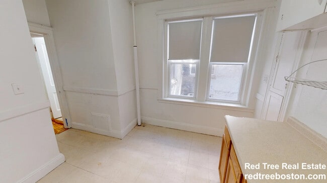 119 Sutherland Rd, Unit D in Boston, MA - Building Photo - Building Photo