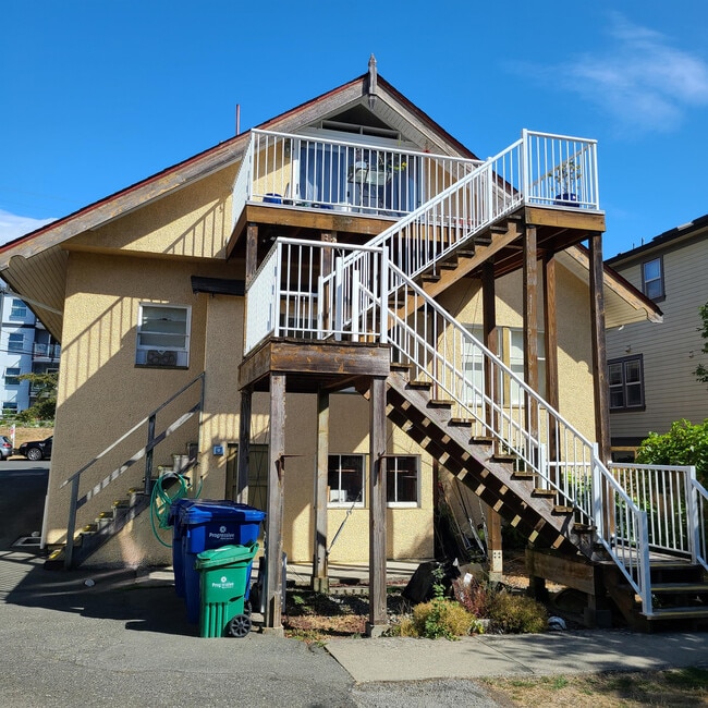 1037 Southgate St in Victoria, BC - Building Photo - Building Photo