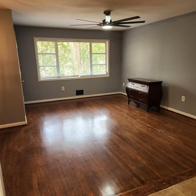 2142 W Cedar Ln SW in Atlanta, GA - Foto de edificio - Building Photo