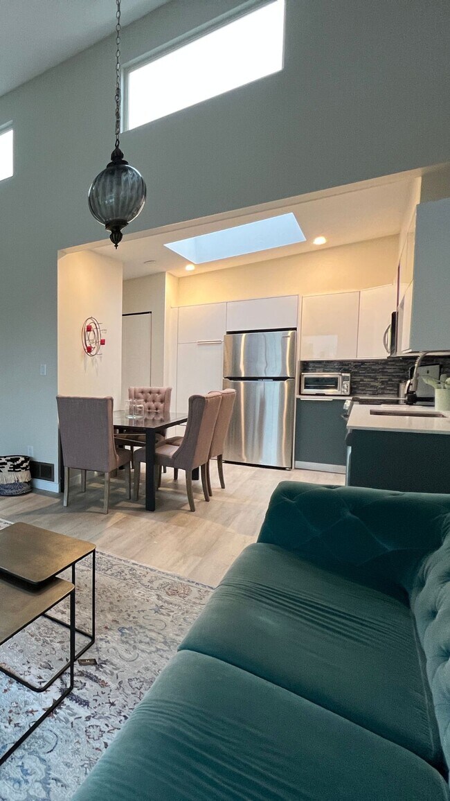 446 6th St W in North Vancouver, BC - Building Photo - Building Photo