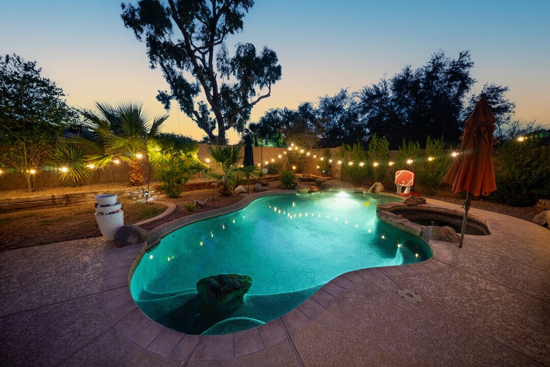 142 N Pineview Dr in Chandler, AZ - Building Photo