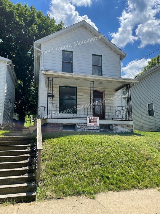 405 Division Ave in Ellwood City, PA - Building Photo