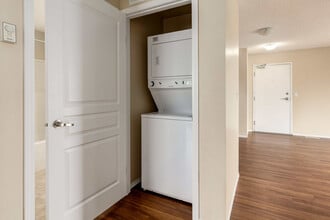 Oxford Apartments in Edmonton, AB - Building Photo - Building Photo