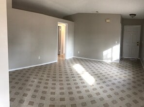 15756 Meseta Rd in Victorville, CA - Foto de edificio - Building Photo