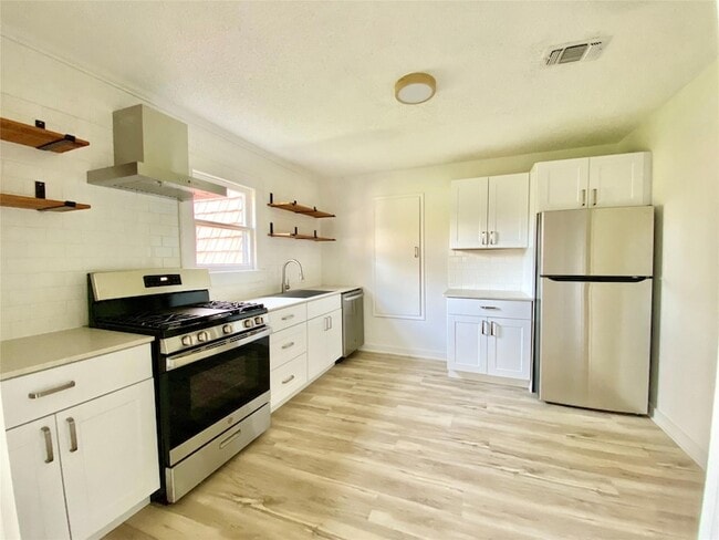 114 Hollaway St, Unit B in La Grange, TX - Building Photo - Building Photo