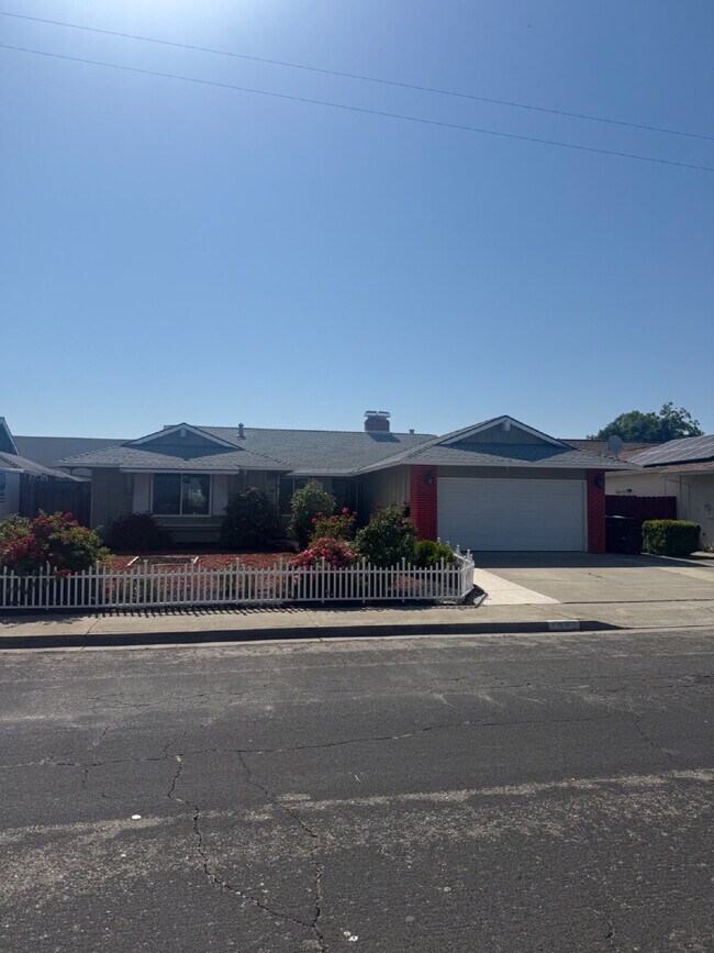 1046 Arlington Rd in Livermore, CA - Building Photo - Building Photo