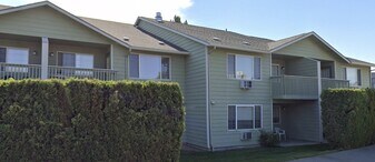 242 SW 3rd St in Madras, OR - Building Photo