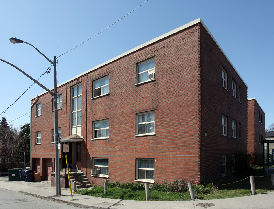 870 Weston Rd in Toronto, ON - Building Photo