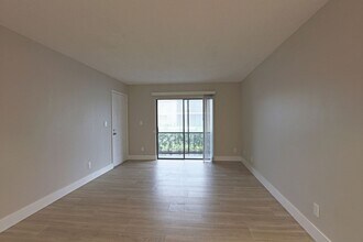 5329 Summerlin Rd in Ft. Myers, FL - Foto de edificio - Building Photo