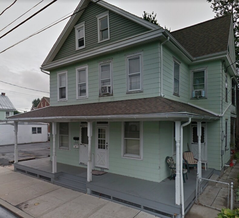 113 W Ferdinand St in Manheim, PA - Building Photo