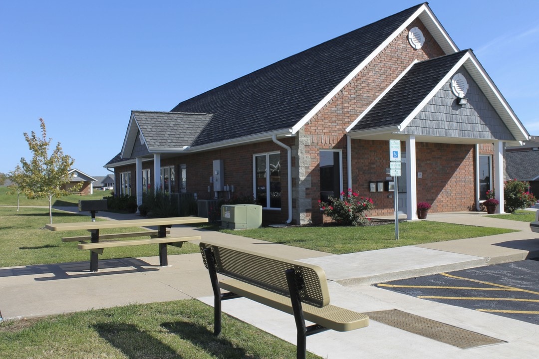 Redwood Gardens in Joplin, MO - Building Photo