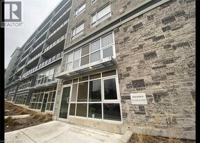 275 Larch St in Waterloo, ON - Building Photo